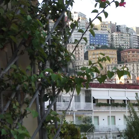 Bed and breakfast Chiaia 4*