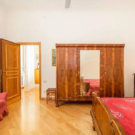 Bed and breakfast Chiaia 4*