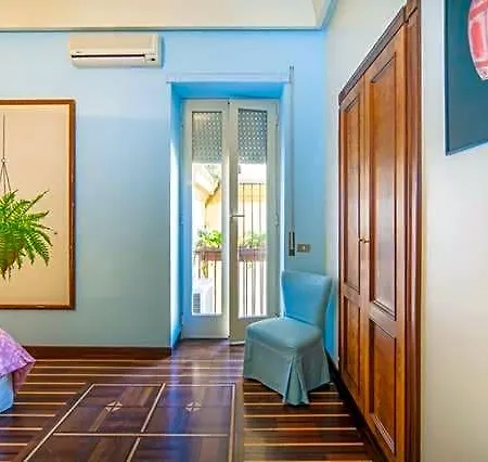 Oda ve Kahvaltı Chiaia 4*